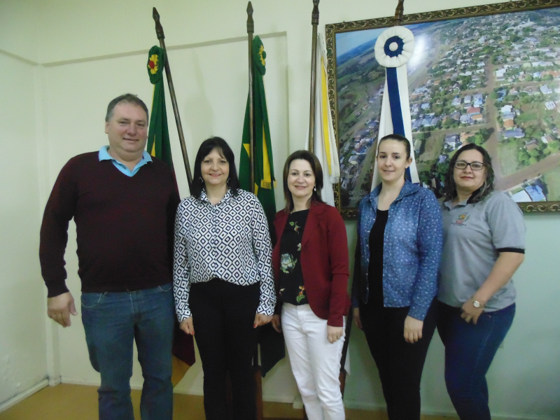 PREFEITO EMPOSSA SECRETÁRIA DE EDUCAÇÃO